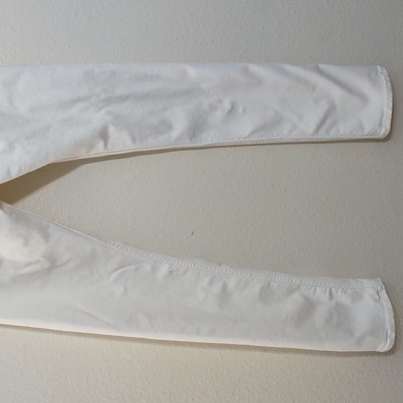 SLIGHTLY USED BANANA REPUBLIC WHITE JEANS 28/32 SLIM HAS STAIN ON BACK OF LEG - Picture 12 of 12